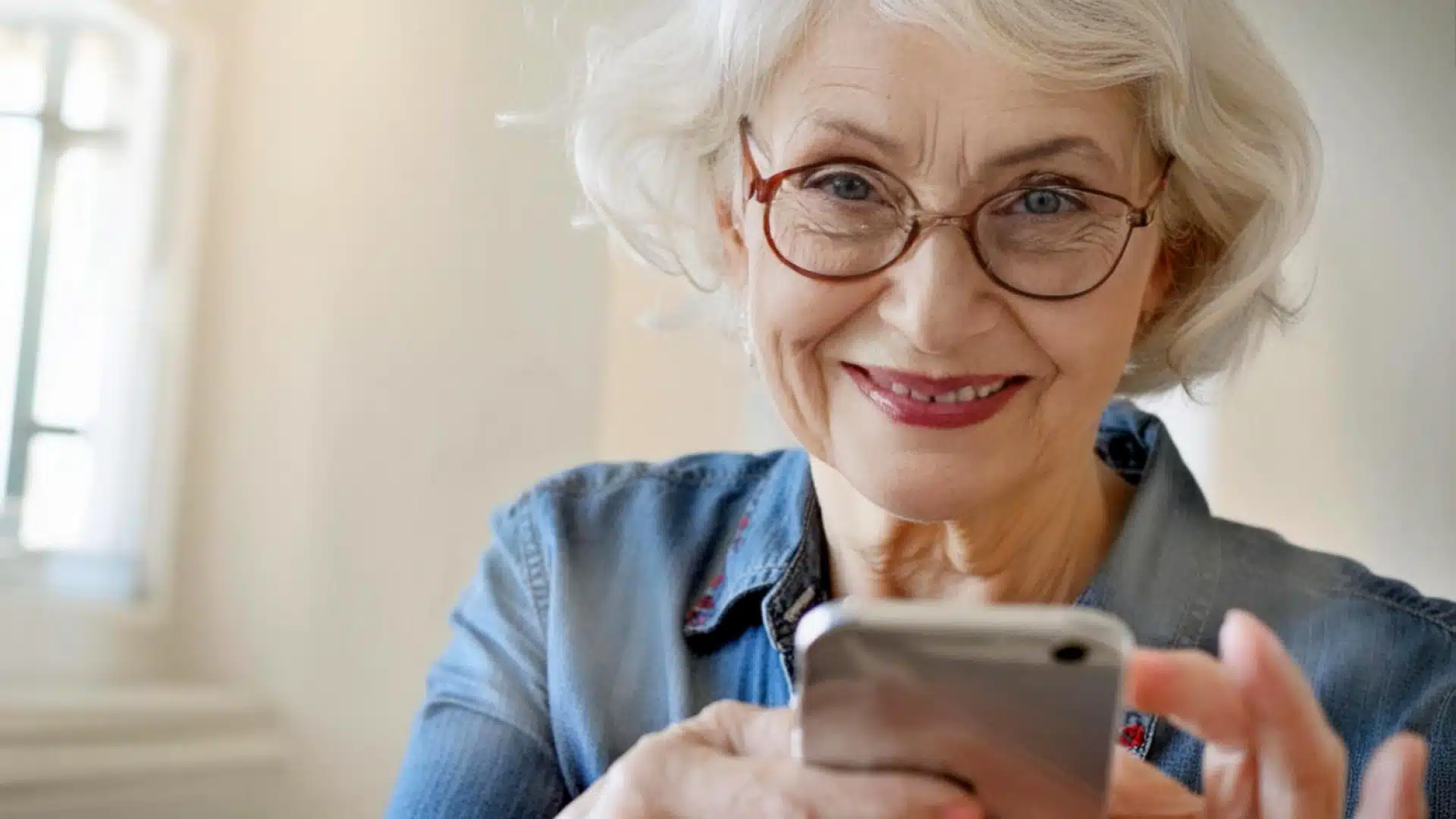 Grands écrans, touches larges : nos recommandations de téléphones portables pour les aînés